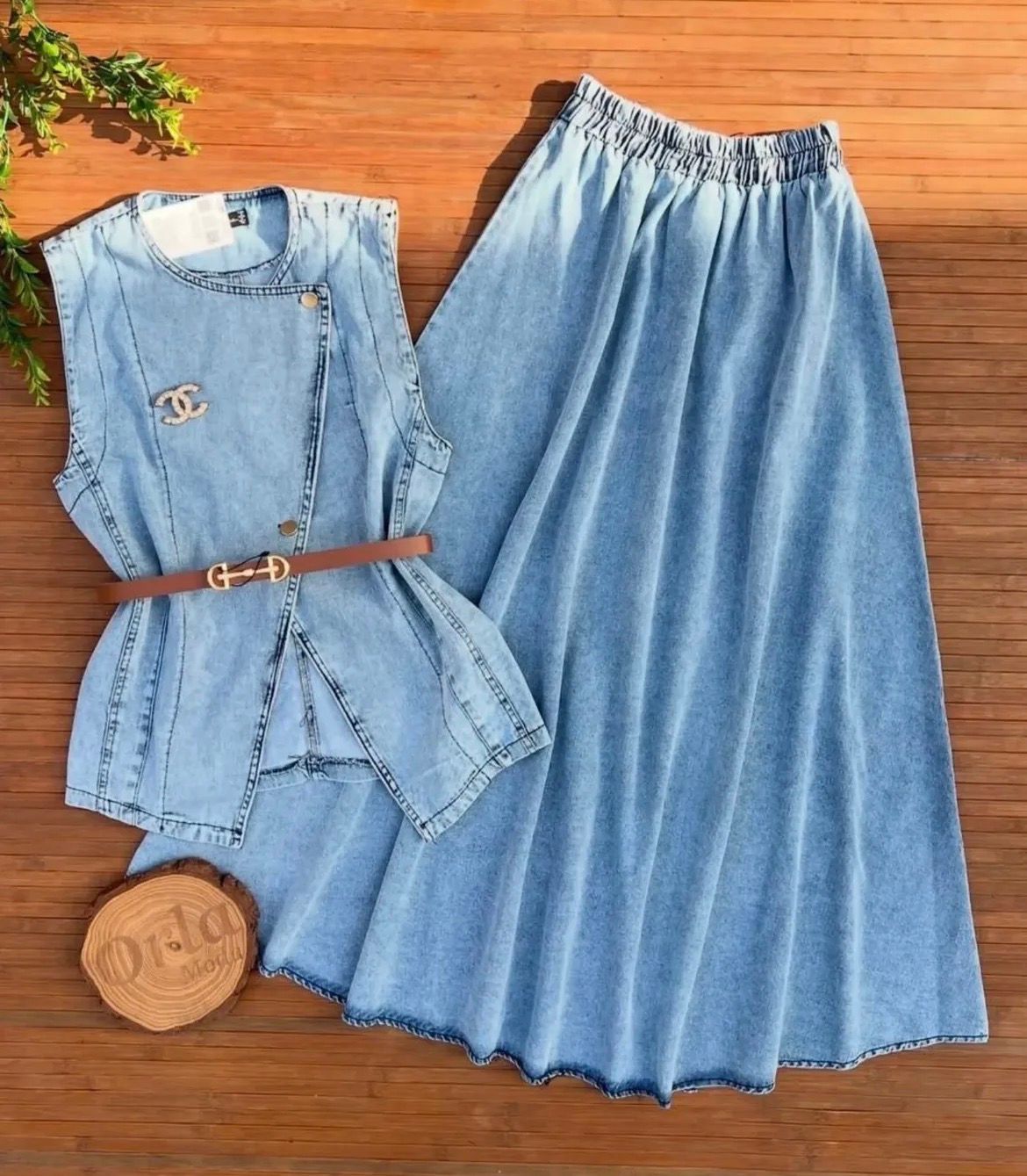 Ensemble de deux pièces en Jeans ( haut sans manche et jupe